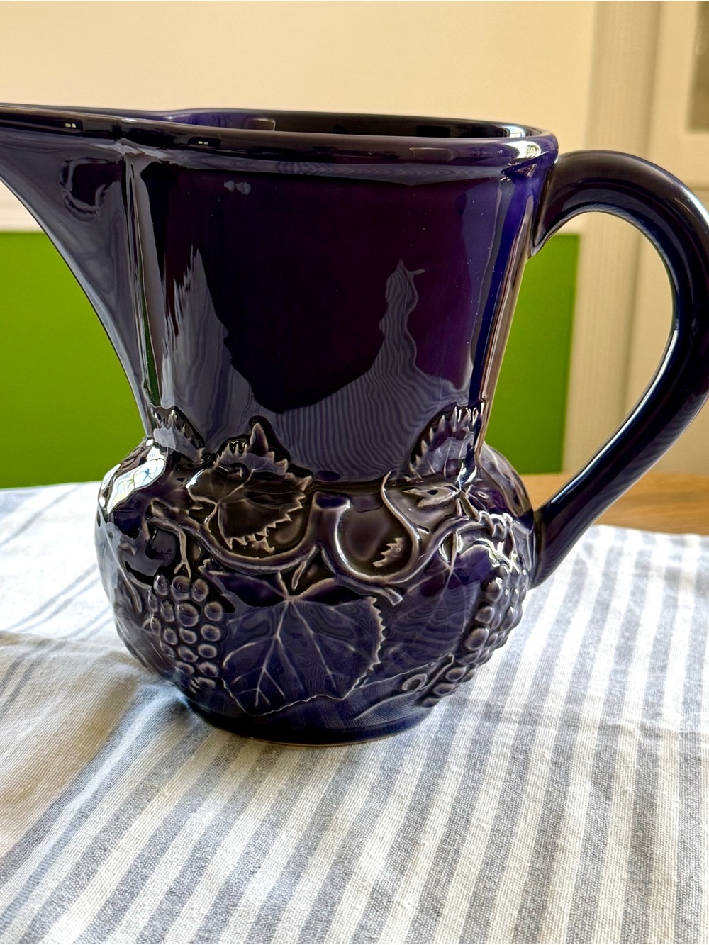 Vintage Bordallo Pinheiro Portugal Purple Pitcher w/Grapes Vines Leaves, 7" Tall - Picture 2 of 10